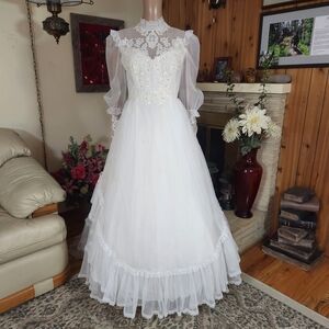 VINTAGE 70s DREAM: Tiered Lace Prairie Wedding Gown